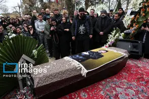 تصاویری از حضور هنرمندان در مراسم خاکسپاری حمید هیراد