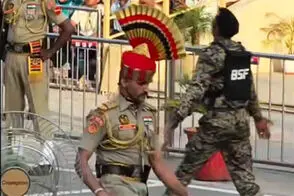 حرکات عجیب و نمایشی این مرزبان جلب‌توجه کرد