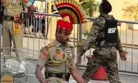 حرکات عجیب و نمایشی این مرزبان جلب‌توجه کرد