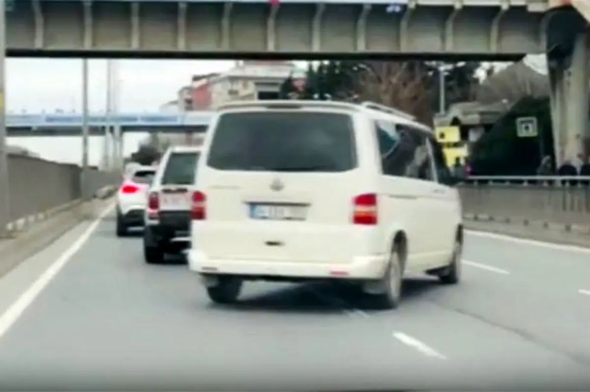 قلدربازی راننده شاسی‌بلند وسط خیابان کار دستش داد!