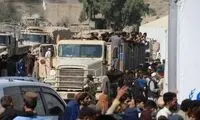 طالبان در حال پخش پول و غذا بین مهاجران افغان