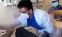 حمله وحشیانه پزشک به بیمار مقابل دوربین