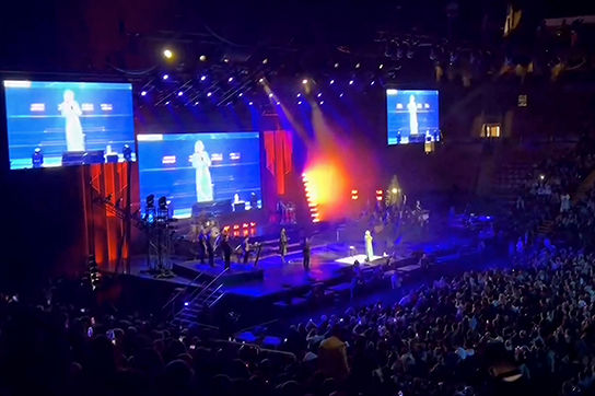 خانم گوگوش! اون چه کاریه؟ اوووون چه کاریه؟