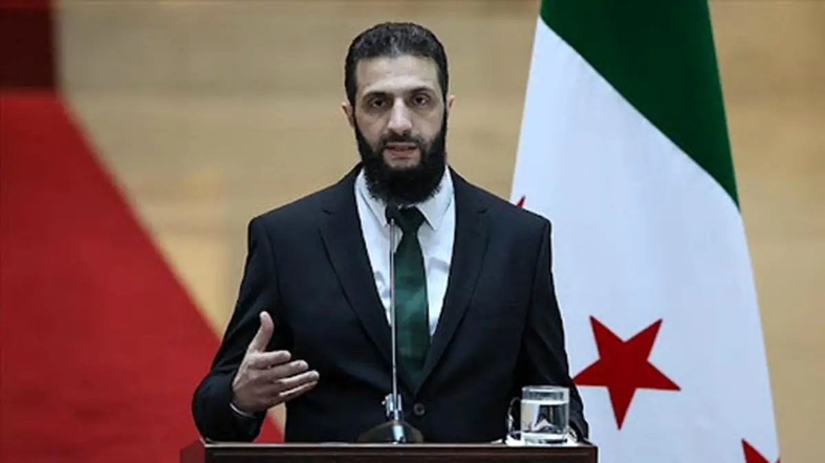 کمک مجری زن به احمد الشرع برای باز کردن در بطری آب