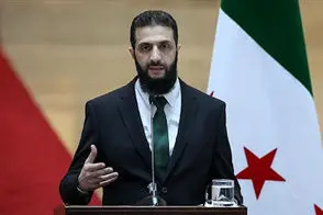 کمک مجری زن به احمد الشرع برای باز کردن در بطری آب