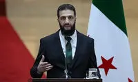 کمک مجری زن به احمد الشرع برای باز کردن در بطری آب