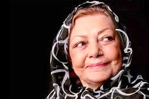 حمیده خیرآبادی در ۳۷ سالگی و در پشت صحنه یک تئاتر، سال 1340