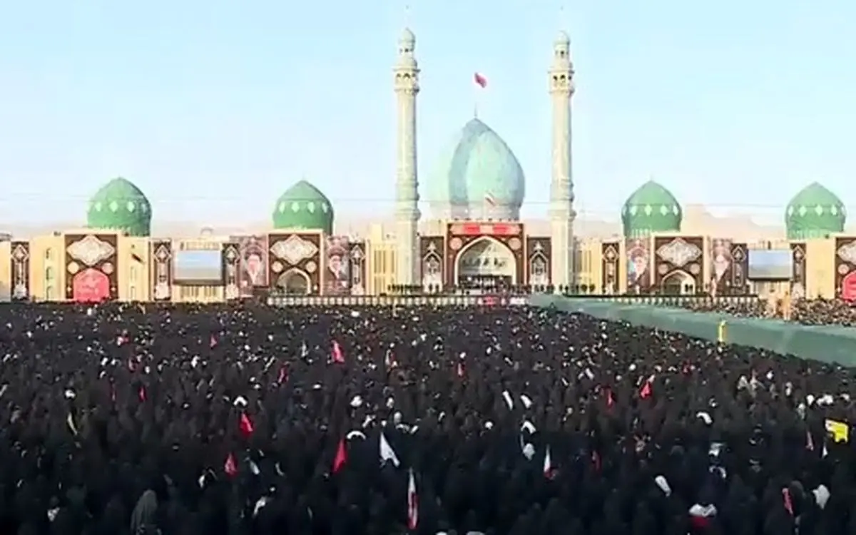 اقامه نماز بر پیکر رهبر شهید توسط آیت‌الله جوادی آملی