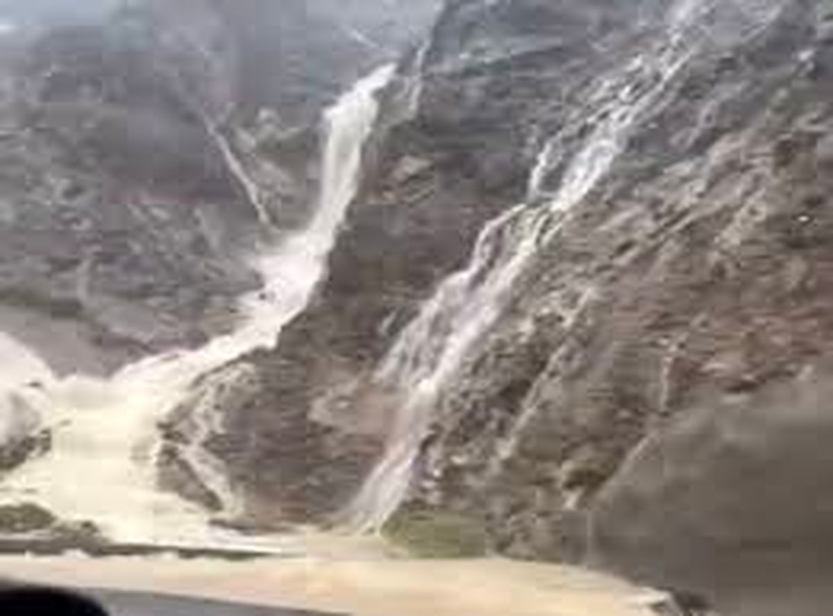 کوه‌های حاجی‌آباد هرمزگان تبدیل به آبشار شد!