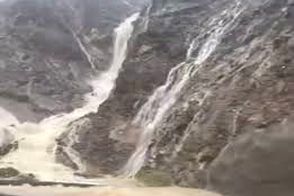 کوه‌های حاجی‌آباد هرمزگان تبدیل به آبشار شد!