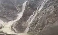 کوه‌های حاجی‌آباد هرمزگان تبدیل به آبشار شد!