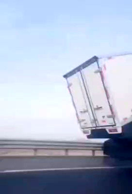 شیوه عجیب جابه‌جایی ۱۱ کامیون پشت یک تریلی در جاده!