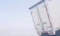 شیوه عجیب جابه‌جایی ۱۱ کامیون پشت یک تریلی در جاده!