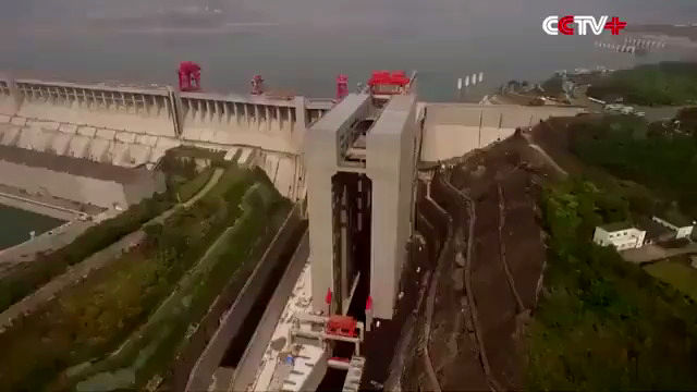 شاهکار مهندسی چینی‌ها در آسانسورهای یک رودخانه!