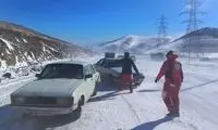 گیر کردن ماشین‌ها در برف شدید گردنه الماس