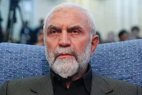 تصویری از شهید همدانی و شهید سلیمانی در کنار رهبر شهید