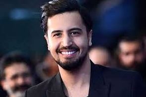 عکس‌ «مثلا حواسم نیست» مهرداد صدیقیان در یک کافه