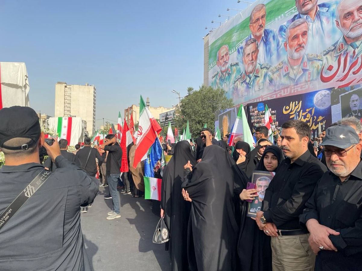 پیکر شهدای جنگ به میدان انقلاب رسید