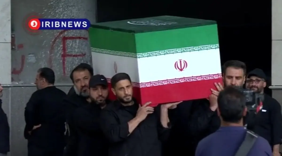 گریه فرزندان رهبر شهید با دیدن پیکر پدرشان