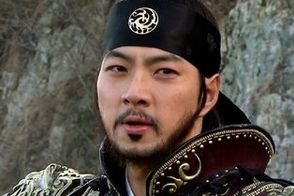 چهره و استایل بازیگر نقش جومونگ در ۵۴ سالگی 