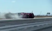 لحظه هولناک واژگون شدن کامیون بر اثر وزش باد!