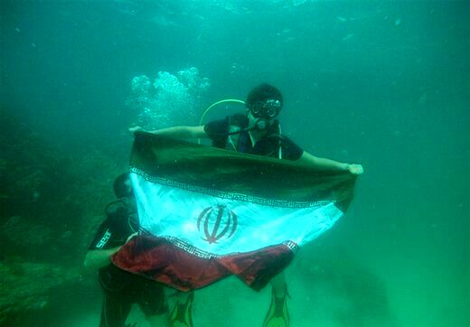 نصب پرچم ایران در اعماق خلیج فارس 