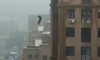 مردی که پس از سقوط از طبقه ۴۷ برج زنده ماند!