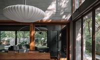 معماری منحصربه‌فرد این خانه با طبیعت یکی شده است