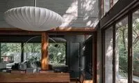 معماری منحصربه‌فرد این خانه با طبیعت یکی شده است