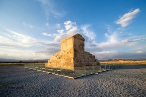 تابلو عجیب در نزدیکی آرامگاه کوروش جلب توجه کرد