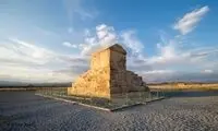 تابلو عجیب در نزدیکی آرامگاه کوروش جلب توجه کرد