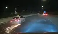 تصادف یک تاکسی در جریان کورس گذاشتن دو خودرو