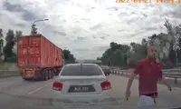 لحظه هولناک له کردن زورگیر توسط راننده!