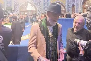 حضور کهنه‌سرباز آمریکایی بر سر مزار رهبر شهید انقلاب