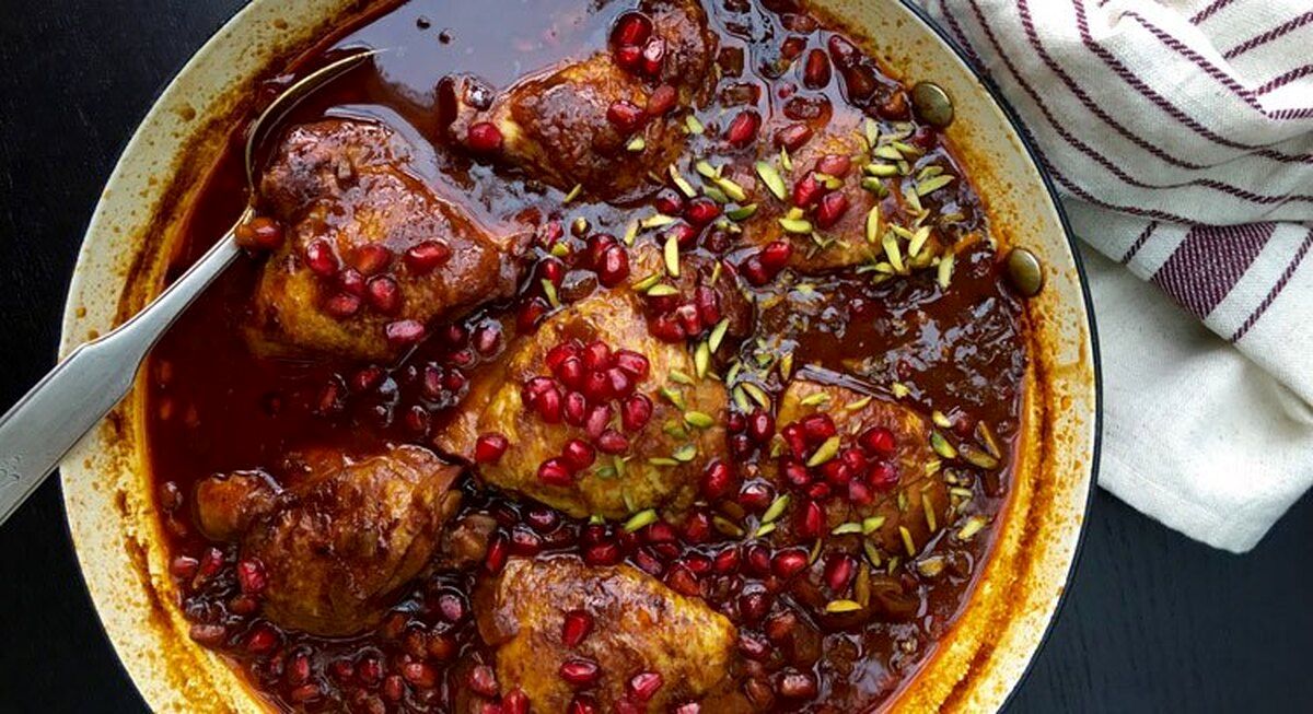 طرز تهیه مرغ با سس انار؛ مجلسی برای شب چله