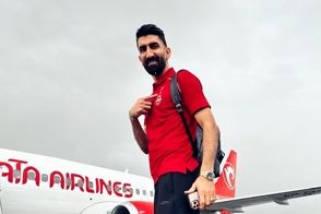 حرکت عجیب بیرانوند با جام قهرمانی در هواپیما