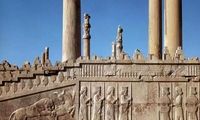 عکسی از یک زن در حال شست‌وشوی ظروف در تخت جمشید
