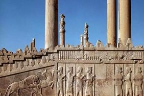 عکسی از یک زن در حال شست‌وشوی ظروف در تخت جمشید