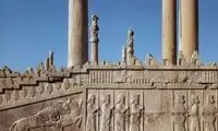 عکسی از یک زن در حال شست‌وشوی ظروف در تخت جمشید