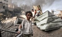 بازی سرباز اسرائیلی با اسباب‌بازی کودک آواره فلسطینی 