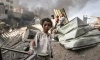 بازی سرباز اسرائیلی با اسباب‌بازی کودک آواره فلسطینی 