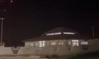 صحنه‌ تقابل پدافند هوایی با ریزپرنده‌ها از آسمان قشم