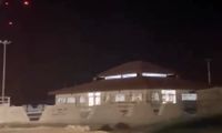 صحنه‌ تقابل پدافند هوایی با ریزپرنده‌ها از آسمان قشم