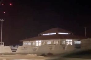 صحنه‌ تقابل پدافند هوایی با ریزپرنده‌ها از آسمان قشم