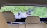 تصادف وحشتناک یک موتور پس از تک چرخ زدن در جاده