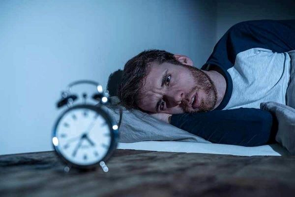  آیا کم خوابی باعث ریزش مو می‌شود؟ 