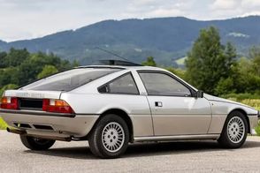 خودروی عجیب دهه 80 با سه صندلی در ردیف جلو!