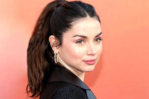 پوشش غیرمنتظره آنا دِ آرماس با عبا و روسری!