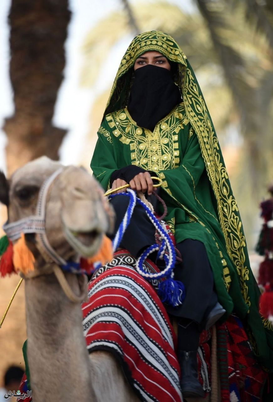 تصاویر جالب از شترسواری زنان وسط خیابان