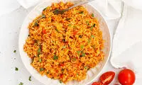 غذای ساده و خوشمزه با برنج، گوجه و پیازچه